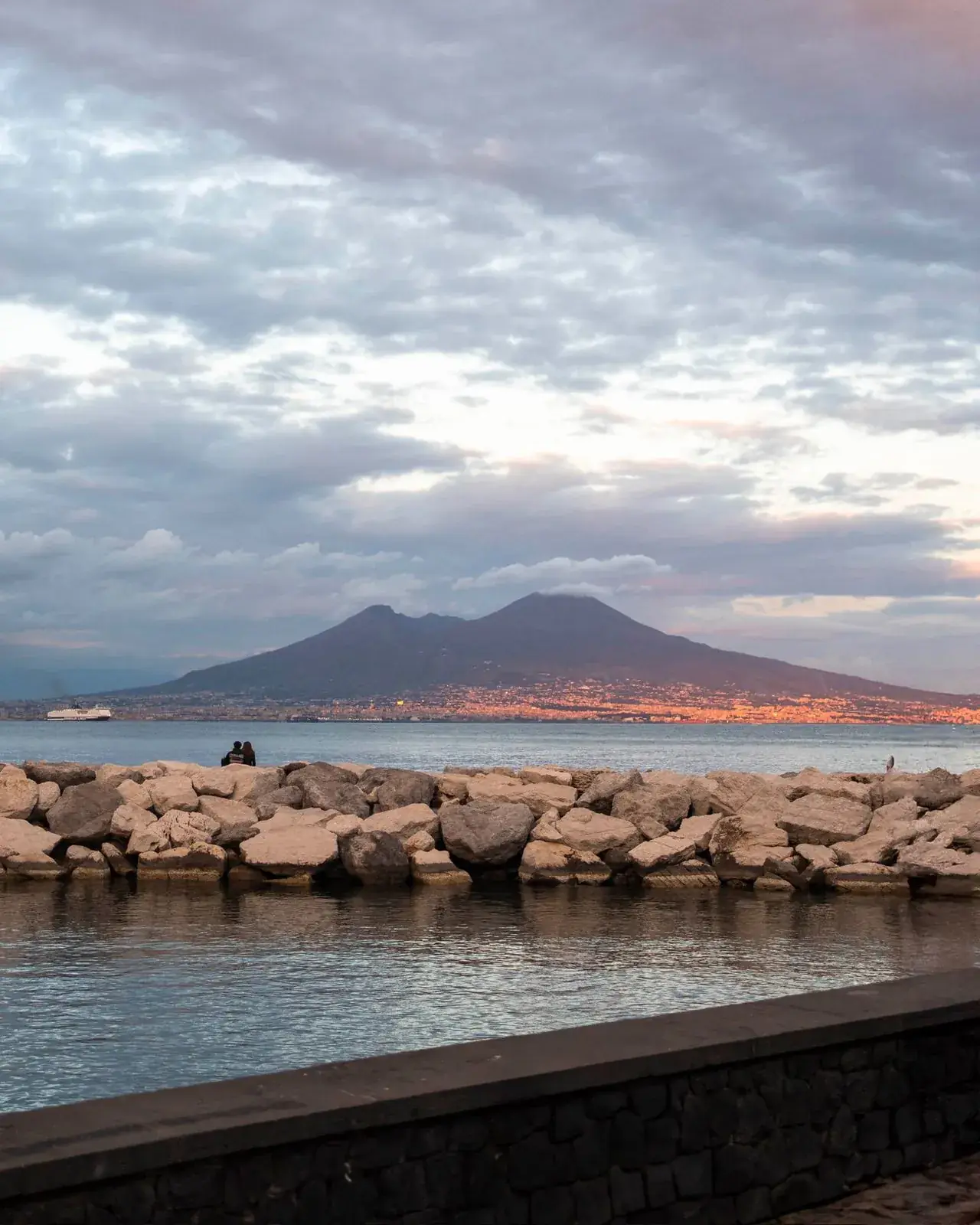 Il Vesuvio e il Golfo al tramonto, visti dagli scogli