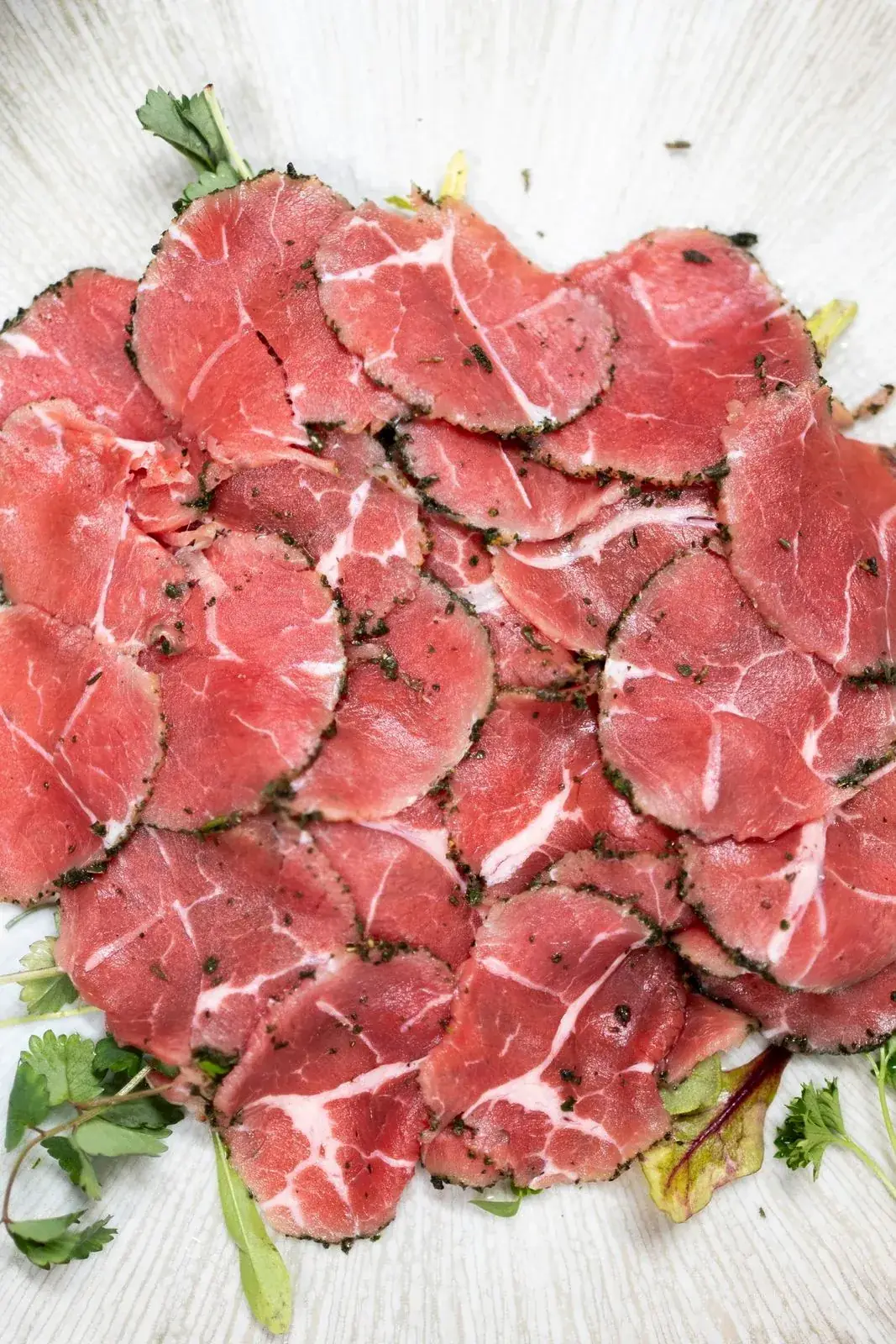 Fettine sottili di manzo crudo