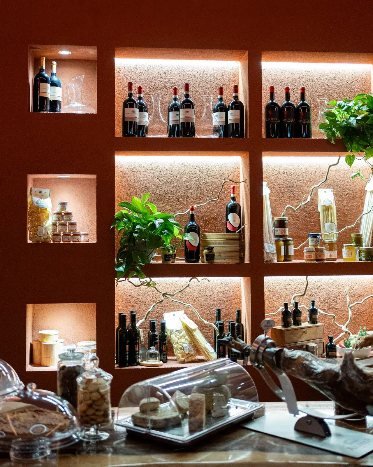 Scaffali con vini, olio e prodotti della dispensa