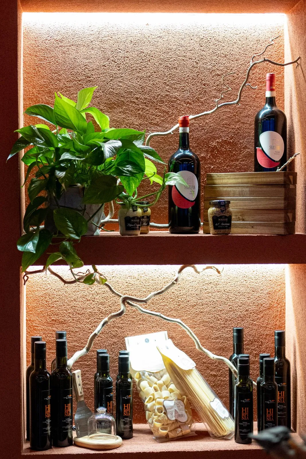 Nicchia con vini, olio e pasta